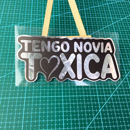 1PC/2PCS TENGO NOVIA TOXICA Motorcycle Stickers Funny Motorbike Fuel Tank Electric Scooter Vinyl Decals DIY Car Window Decors